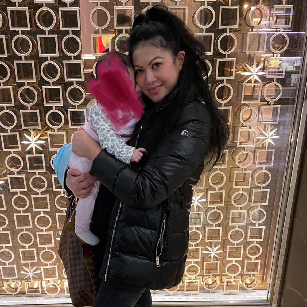 Michael Kors Puffer Jacket in Black. Comfy & warm. Fits medium. Great condition!